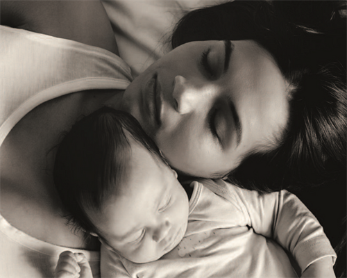 无印良品推出环保水瓶，瓶身一个大大的“水”字