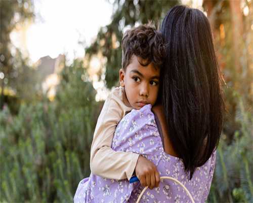 唐代诗人投向女子纤足的目光还是健康的：一双金齿屐，两足白如霜