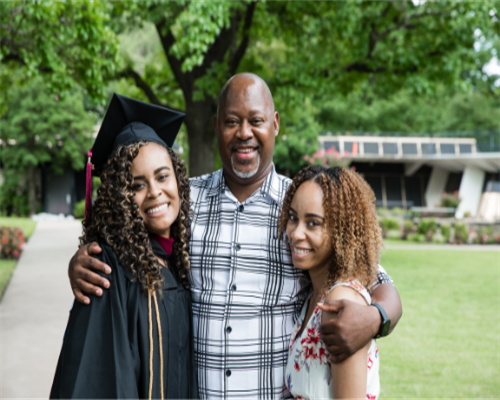 关晓彤王丽坤金鸡奖同框，同穿裸粉裙走红毯，格格完败素颜女神